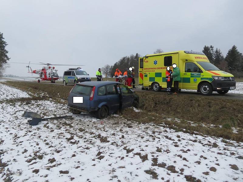 Dopravní nehoda na Kostelecku měla tragické následky. Spolucestující z havarovaného vozidla zemřela po dvou dnech v nemocnici na následky zranění. Stala se tak pátou obětí dopravních nehod na jihu Čech od začátku roku 2018.