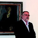 VERNISÁŽ výstavy z tvorby Antonína  Šíta v milevském klášteře zahájil českobudějovický galerista Jaromír Procházka. Na snímku je        v pozadí autoportrét Antonína Šíta. 