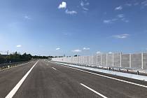 Státní silničáři na odkoupených parcelách postaví nový sjezd a nájezd na D1. Ilustrační foto.