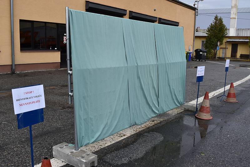 Drive-in volební stanoviště v Písku v areálu Správy a údržby silnic Jihočeského kraje.