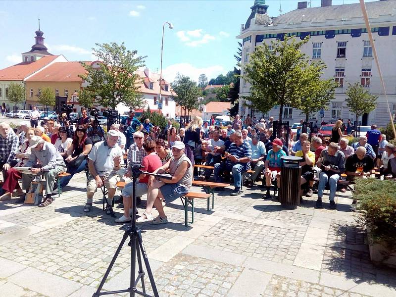 Milevské náměstí E. Beneše se plní lidmi před setkáním s prezidentem Milošem Zemanem.