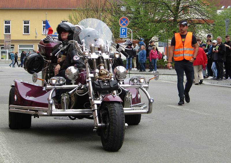 V pořadí 13. ročník Setkání motorkářů v Milevsku se uskutečnil v sobotu 7. května. Nechyběla tradiční modlitba v Kostele sv. Bartoloměje a žehnání mašinám na náměstí E. Beneše i společná vyjížďka na Zvíkov.