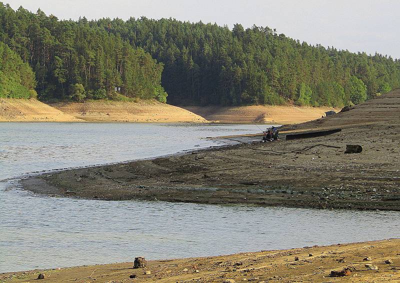 Přehradní nádrž Orlík na Vltavě u Podolského mostu v úterý 30. srpna. Hladina klesla více jak 12 metrů a odhalila řadu skrytých pokladů