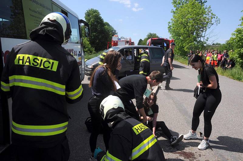 Nehoda autobusu a dvou aut u Drhovle bylo naštěstí jen cvičení záchranných složek.