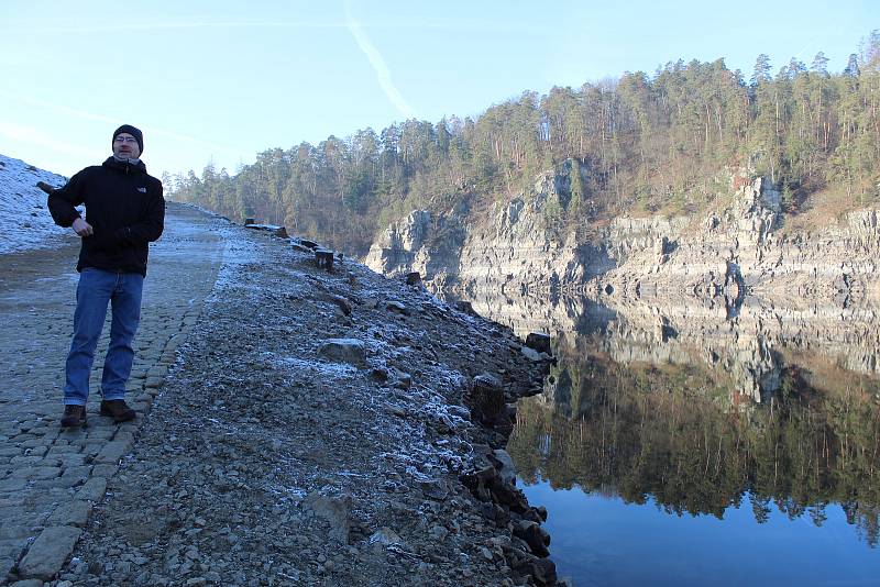 V roce 2020 byla hladina Orlické přehrady tak nízko, že bylo možné pozorovat objekty a pozůstatky z výstavby nádrže, které nikdo nespatřil desítky let.