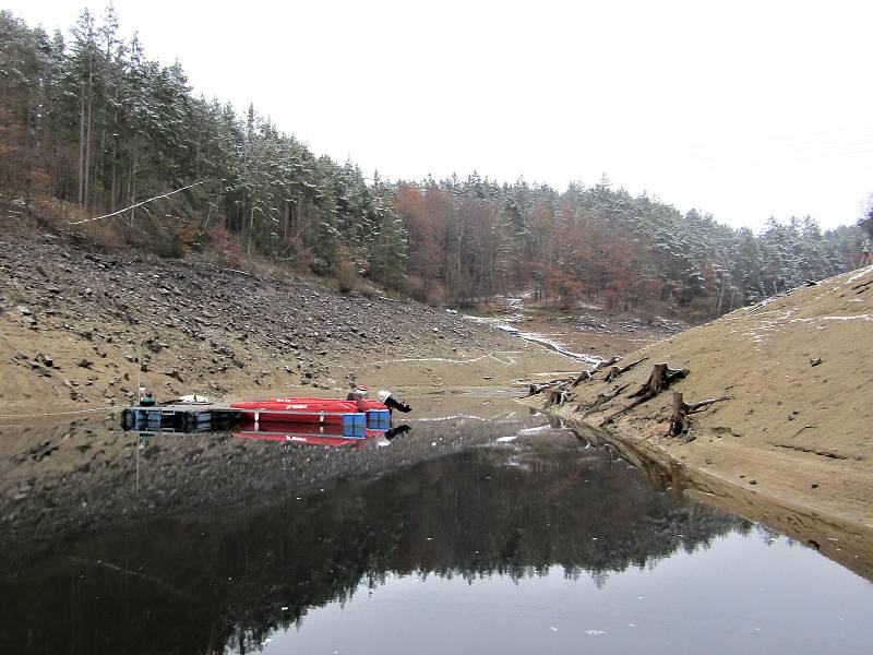 Přehrada Orlík bez vody u mariny a v podzámčí v sobotu 3. prosince 2022