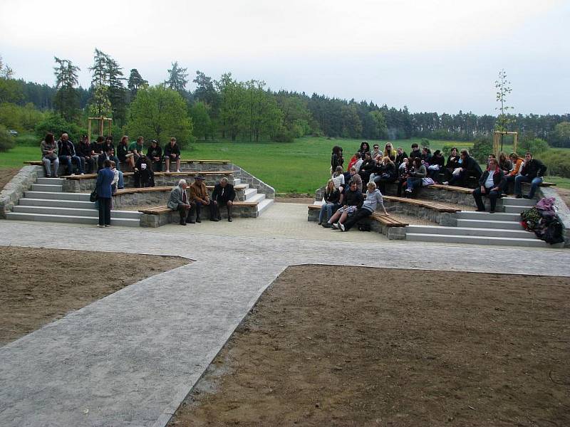 Vzpomínka na oběti genocidy Romů za druhé světové války v Letech.