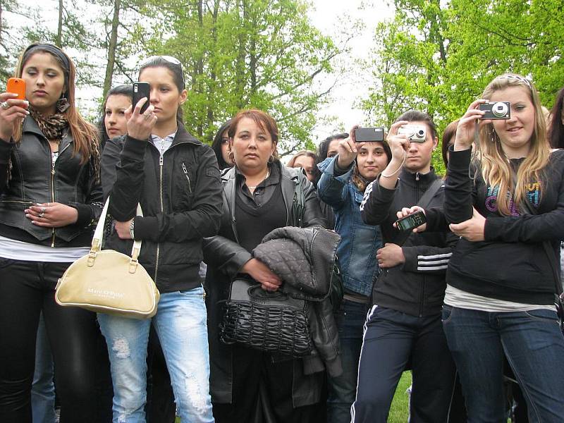 Vzpomínka na oběti genocidy Romů za druhé světové války v Letech.