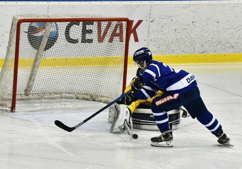 II. liga ledního hokeje: IHC Písek - HC Tábor 1:13.