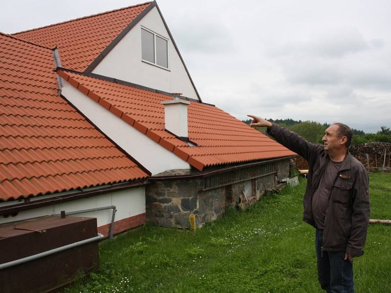 Vladimír Straka ukazuje, kudy lezla mladičká Jogra Kotrbová na střechu, aby se mohla dívat do dvora na koně Prima. „Nová krytina je kluzká, ale po té staré se lezlo krásně,“ říká Vladimír Straka a přiznává, že jako kluk na střechu také lezl.