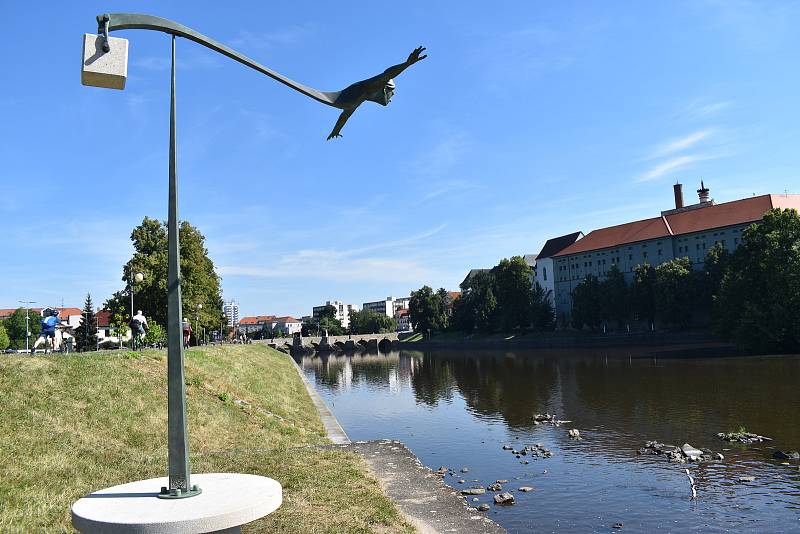 Na břehu řeky Otavy "vlaje ve větru" čtyřmetrová ocelová plastika.