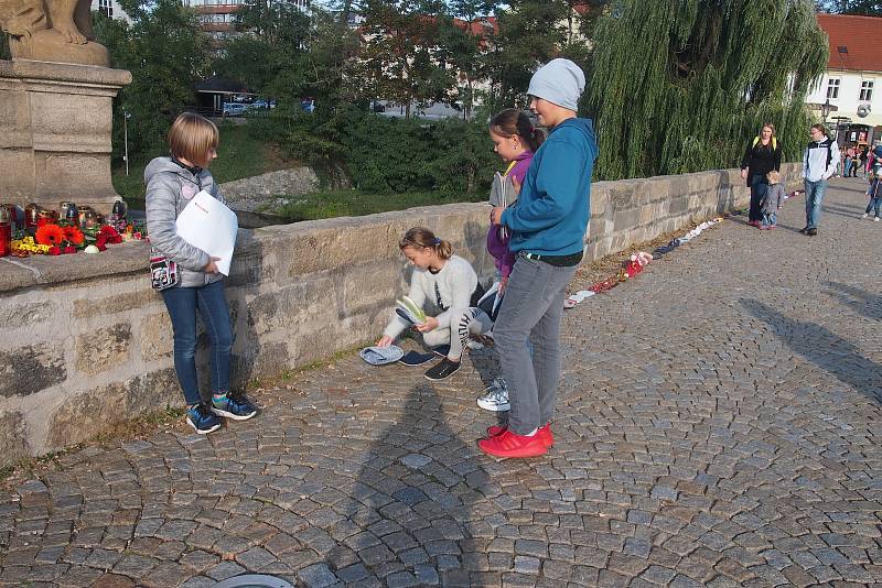 Celostátní akce Papučový den v Písku. Papučový řetěz na Kamenném mostě.