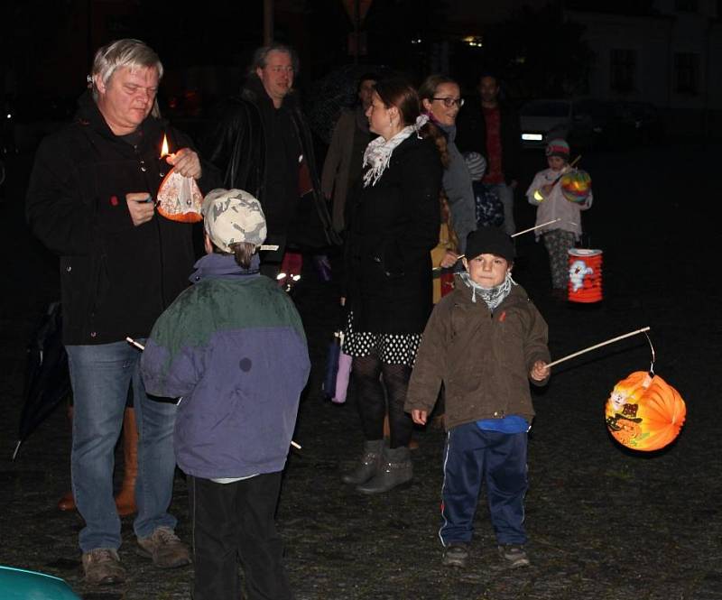 Halloweenský lampionový průvod v Miroticích.