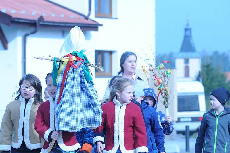 Kovářovánek tradičně vynesl zimu ze vsi.