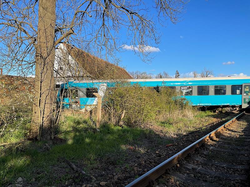 Vážná nehoda vlaku u průmyslové zóny v Písku.
