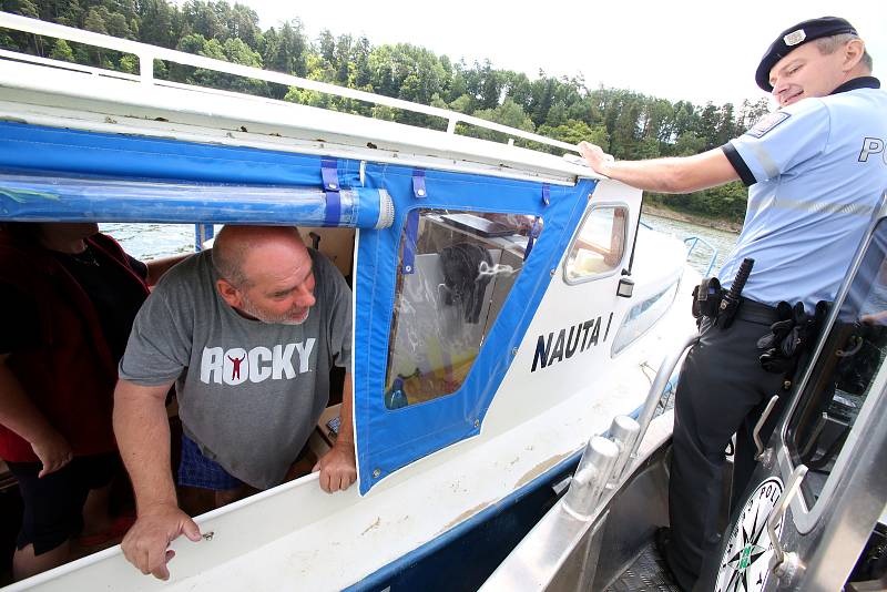 Policisté ze Zvíkovského Podhradí kontrolují lodivody přímo na hladině přehrady.