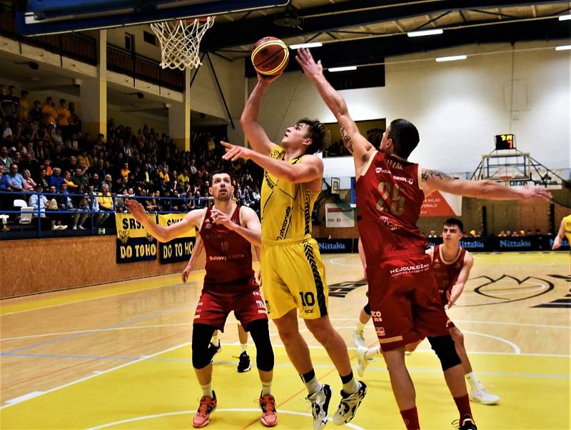 Písečtí basketbalisté (ve žlutém) v závěrečném utkání nadstavbové části I. ligy porazili Svitavy 89:75 a do play off půjdou z první příčky.