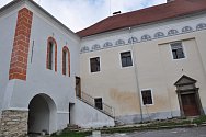 Zámek v Čížové. Schválený rozpočet obce Čížová počítá s pokračováním revitalizace zámku.