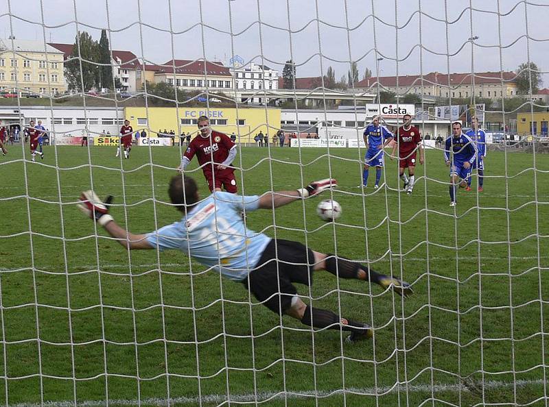 Takto proměnil písecký kanonýr Jan Zušťák penaltu v utkání třetí fotbalové ligy proti Slavoji Vyšehrad. Jak si povede v sobotu 7. 11. proti dalšímu pražskému týmu, SK Motorlet?