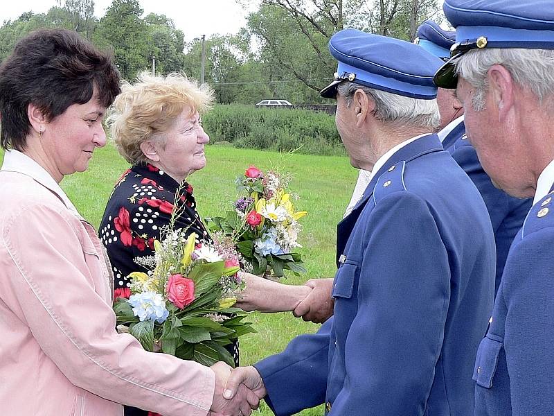 Zástupci srlínských hasičů předali kytičky Miloslavě Bouškové a Daně Bánertové