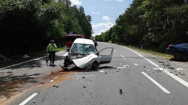 Vážná nehoda u Mirotic. Střetlo se zde osobní auto s dodávkou.