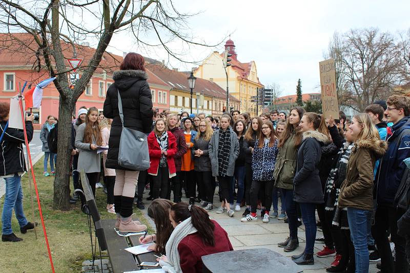 Studenti píseckého gymnázia se připojili k výstražné stávce Vyjdi ven!