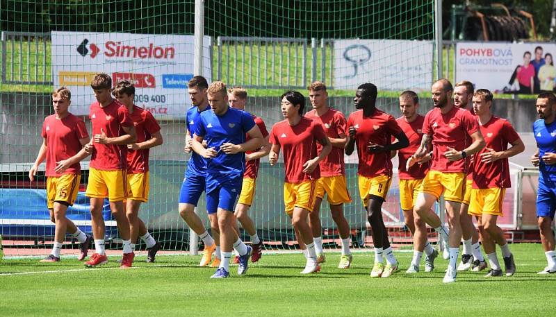 Fotbalisté Dukly Praha jsou na soustředění v Písku.