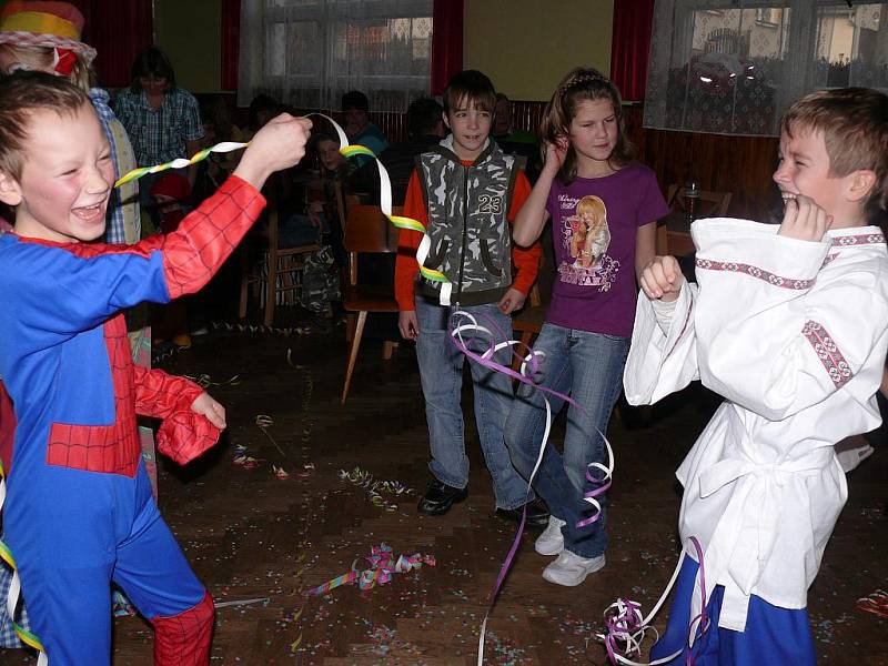 Sobotní karneval v Borovanech navštívilo 131 lidí. 