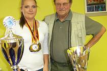 Na snímku je několikanásobná mistryně světa Kateřina Marková společně se svým dědou Jiří Markem, úspěšným trenérem klubu SK Casting RT Písek.