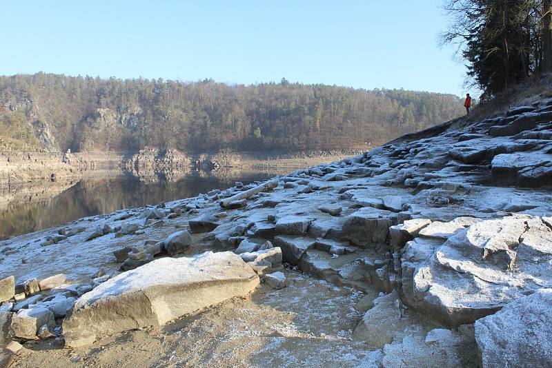 V roce 2020 byla hladina Orlické přehrady tak nízko, že bylo možné pozorovat objekty a pozůstatky z výstavby nádrže, které nikdo nespatřil desítky let.