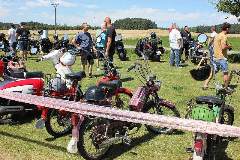 Do Hrejkovic se sjeli motorkáři na první motogrilování.