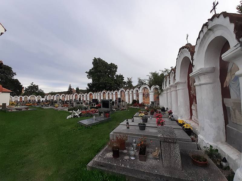 Hřbitov v Albrechticích nad Vltavou na Písecku je vskutku nádherné místo