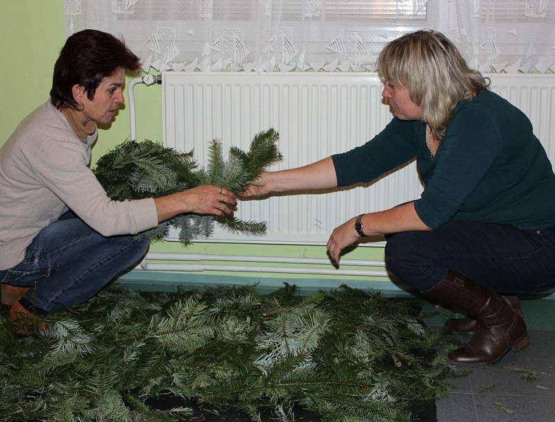 Ženy v Záhoří vyráběly adventní věnce.