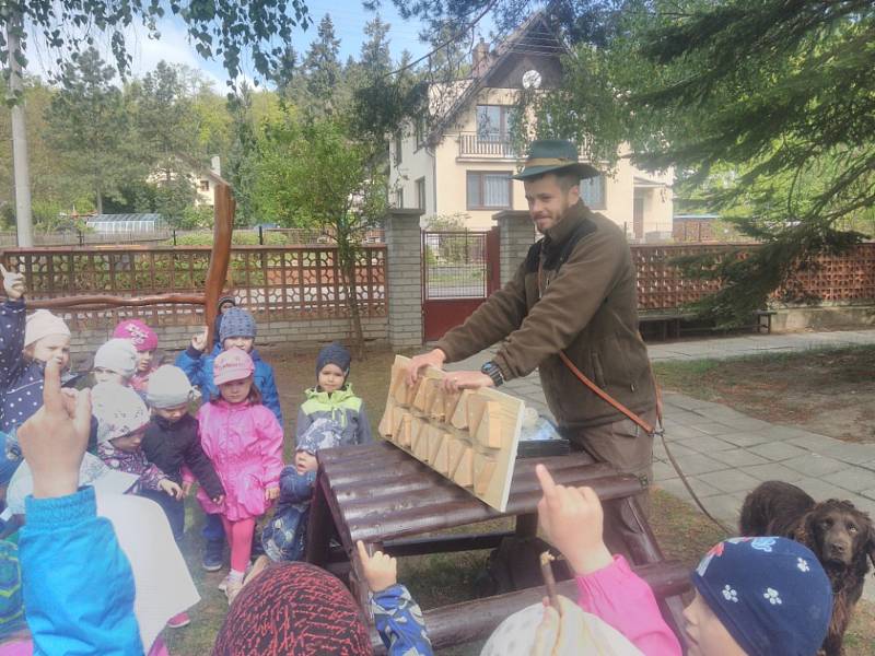 Lesní pedagogika v mateřince na Hradišti.