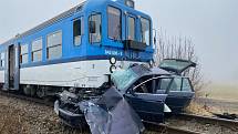 Srážka vlaku s osobním autem u obce Branice.