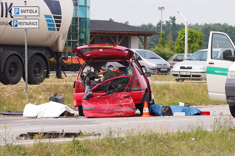 TRAGICKÁ NEHODA. Dopravní nehoda u Protivína si ve čtvrtek 23. července vyžádala dvě oběti. Srážku s nákladním automobilem nepřežili muž a žena cizí národnosti.