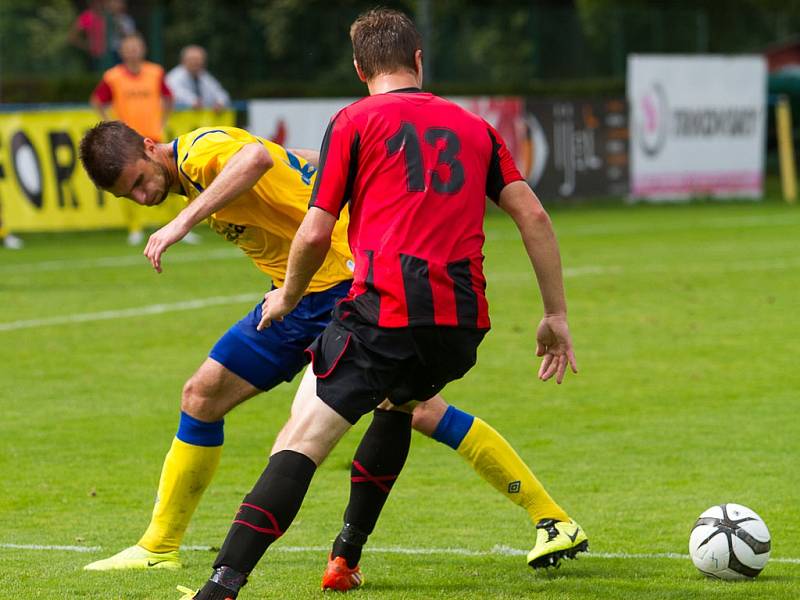 Stoper Michal Rendla v souboji s Tomášem Váchou.