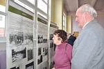 VERNISÁŽ. V aule ZŠ E. Beneše v Písku  byla včera  dopoledne  slavnostně zahájena výstava k událostem spojeným se vznikem druhé světové války a s účastí  Čechů a Slováků v protinacistickém odboji. 