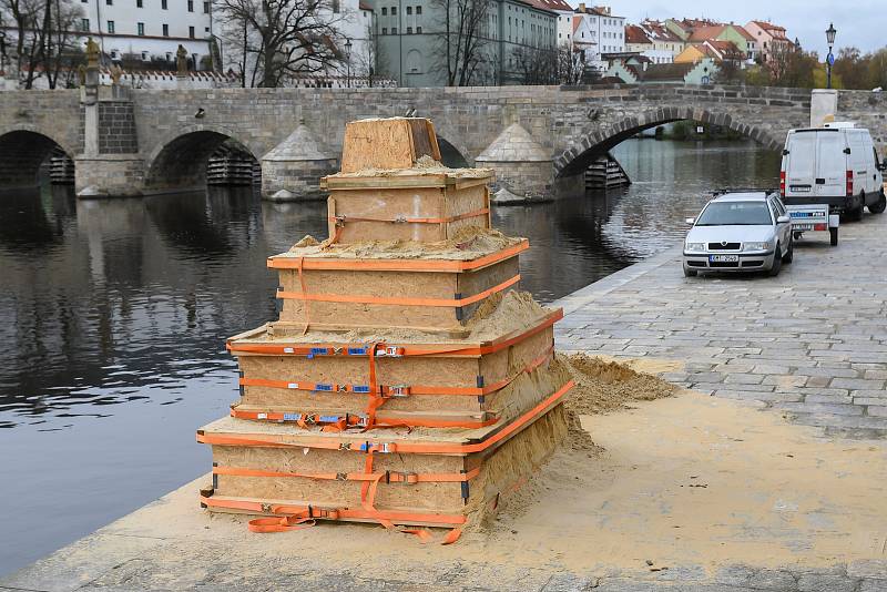 Na náplavce řeky Otavy vyrůstají pískové sochy.