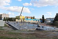 Montování nové budovy školky v Mirovicích.