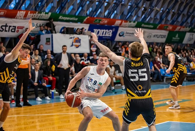 Písečtí basketbalisté prohráli v 10. kole nadstavby KNBL v Ostravě 64:81.