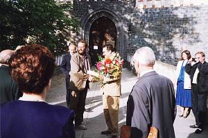 Když Karel Schwarzenberg převzal zpět zámek Orlík a ostatní zabavený majetek, vládla v obci dobrá nálada, místní mu to přáli. Snímky jsou z roku 1991.