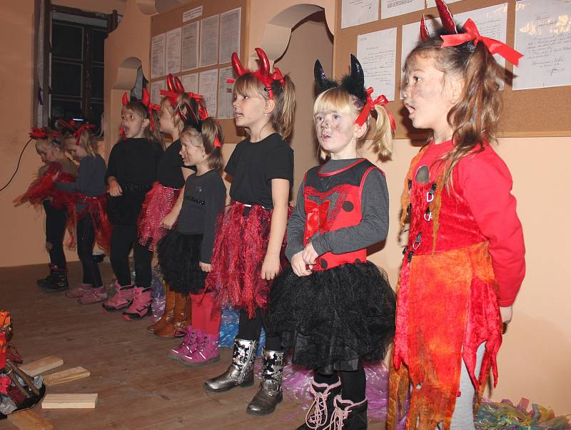 Rozsvícení stromečku a mikulášská nadílka v Kostelci nad Vltavou.