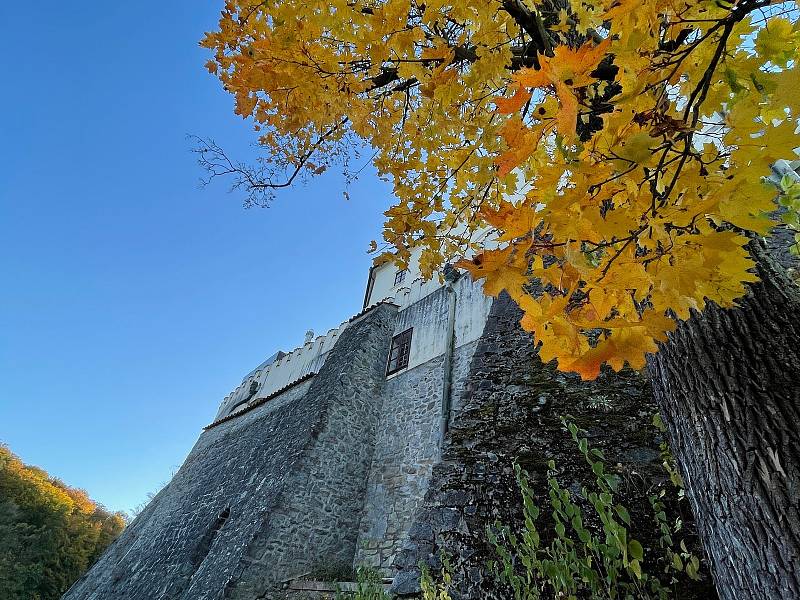 Podzimní krajina kolem zámku láká k vycházkám.