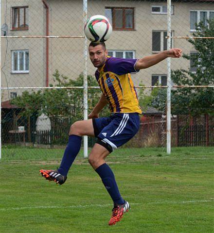 ČÍŽOVÁ PROHRÁLA DOMA S DOUBRAVKOU 0:2. Fotbalisté divizní Čížové (v zeleno-bílém) inkasovali v každém poločase po jedné brance.