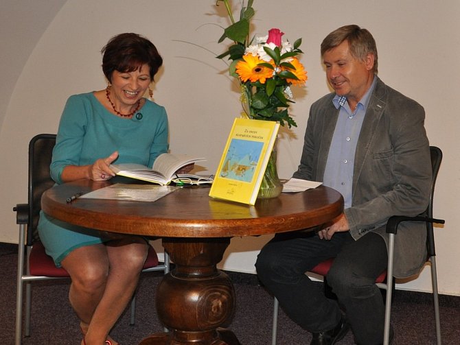 Spisovatelka Jaroslava Pixová představila svoji knihu Za osudy klapajících perliček také v Prácheňském muzeu v Písku. Na snímku je s jeho ředitelem Jiřím Práškem.