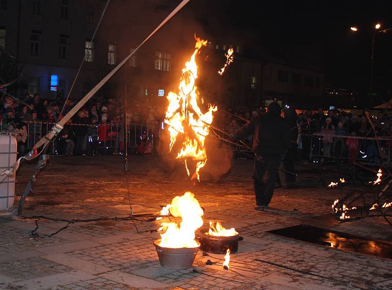 Zahájení masopustu v Milevsku a ohňové představení Divadla Kvelb.