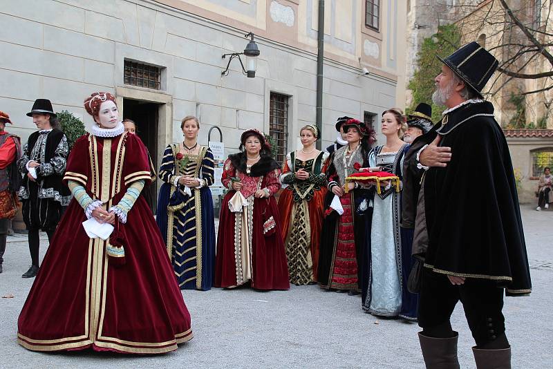 Historický kostýmovaný průvod ukončil v sobotu zámeckou sezonu v Českém Krumlově.