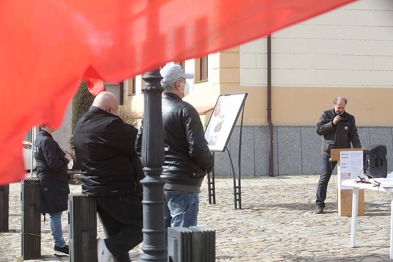 Série demonstrací proti covidovým opatřením a nouzovému stavu pokračovala v sobotu 27. 3. v Písku. Jejím svolavatelem byl Jiří Machač. Účastníků bylo poskrovnu.