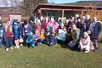 Děti ze ZŠ Edvarda Beneše v Písku předaly výtěžek z prosincového Vánočního jarmarku Záchranné stanici Makov.